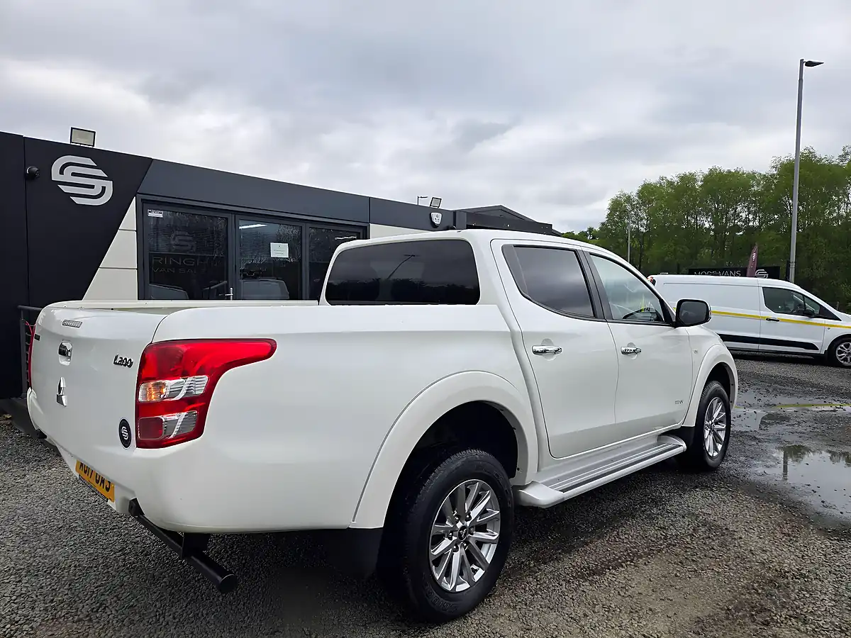 Used 2017 Mitsubishi L200 Titan White - Interior and Exterior details 5