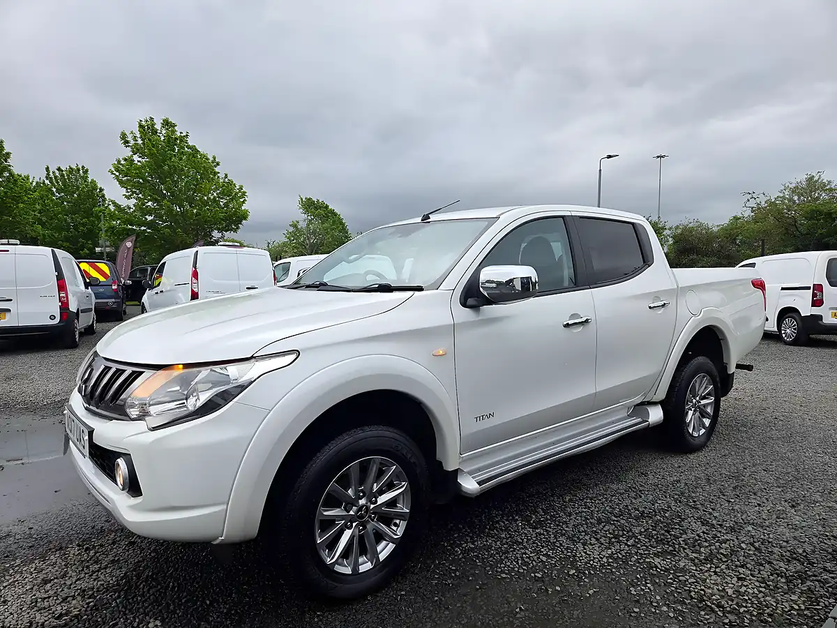 Used 2017 Mitsubishi L200 Titan White - Interior and Exterior details 6