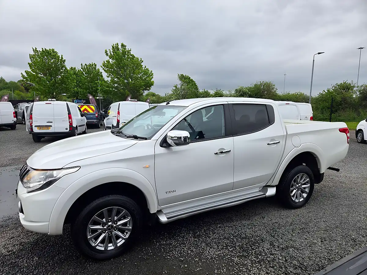 Used 2017 Mitsubishi L200 Titan White - Interior and Exterior details 7