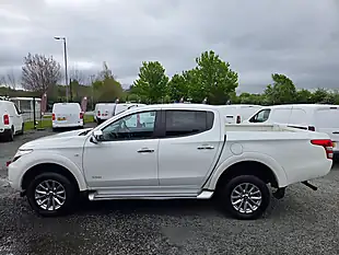 Used 2017 Mitsubishi L200 Titan White - Interior and Exterior details 8