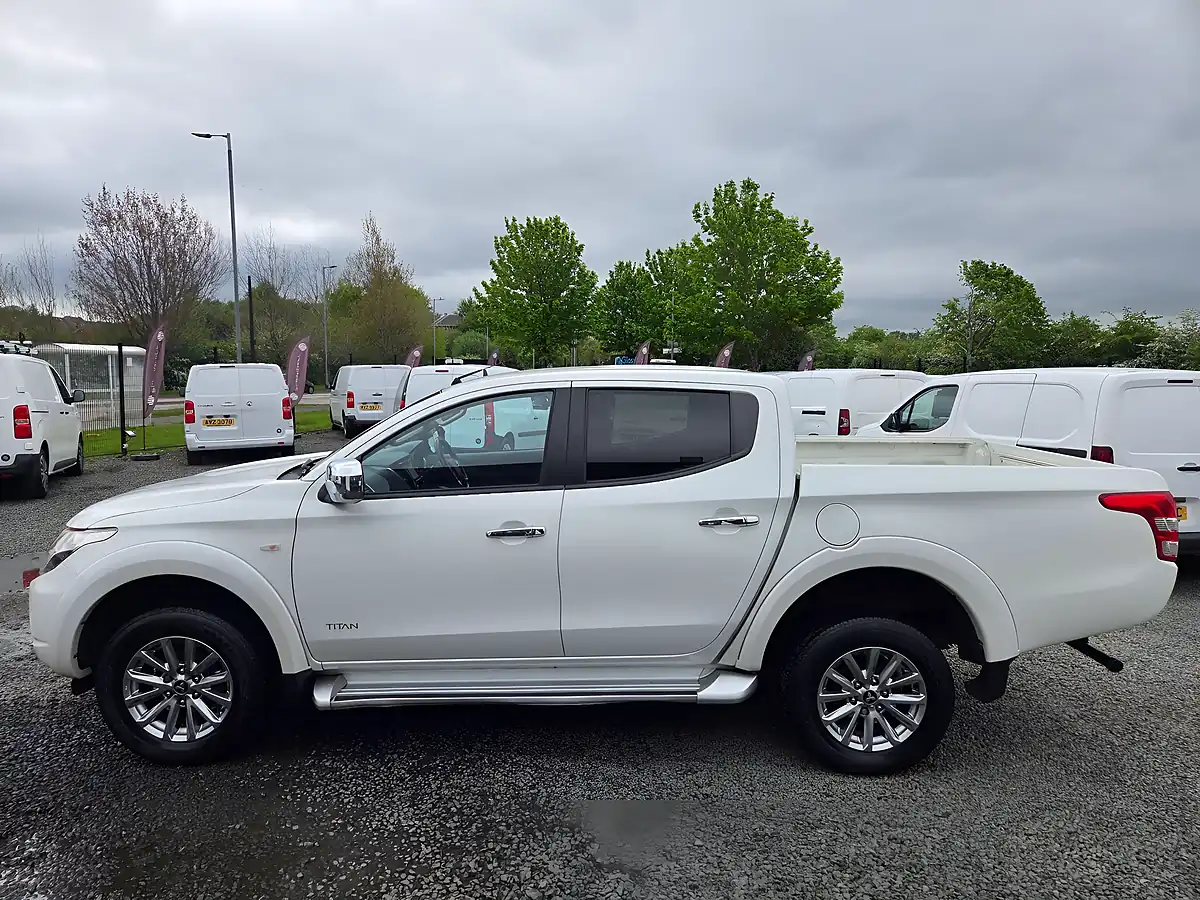 Used 2017 Mitsubishi L200 Titan White - Interior and Exterior details 8