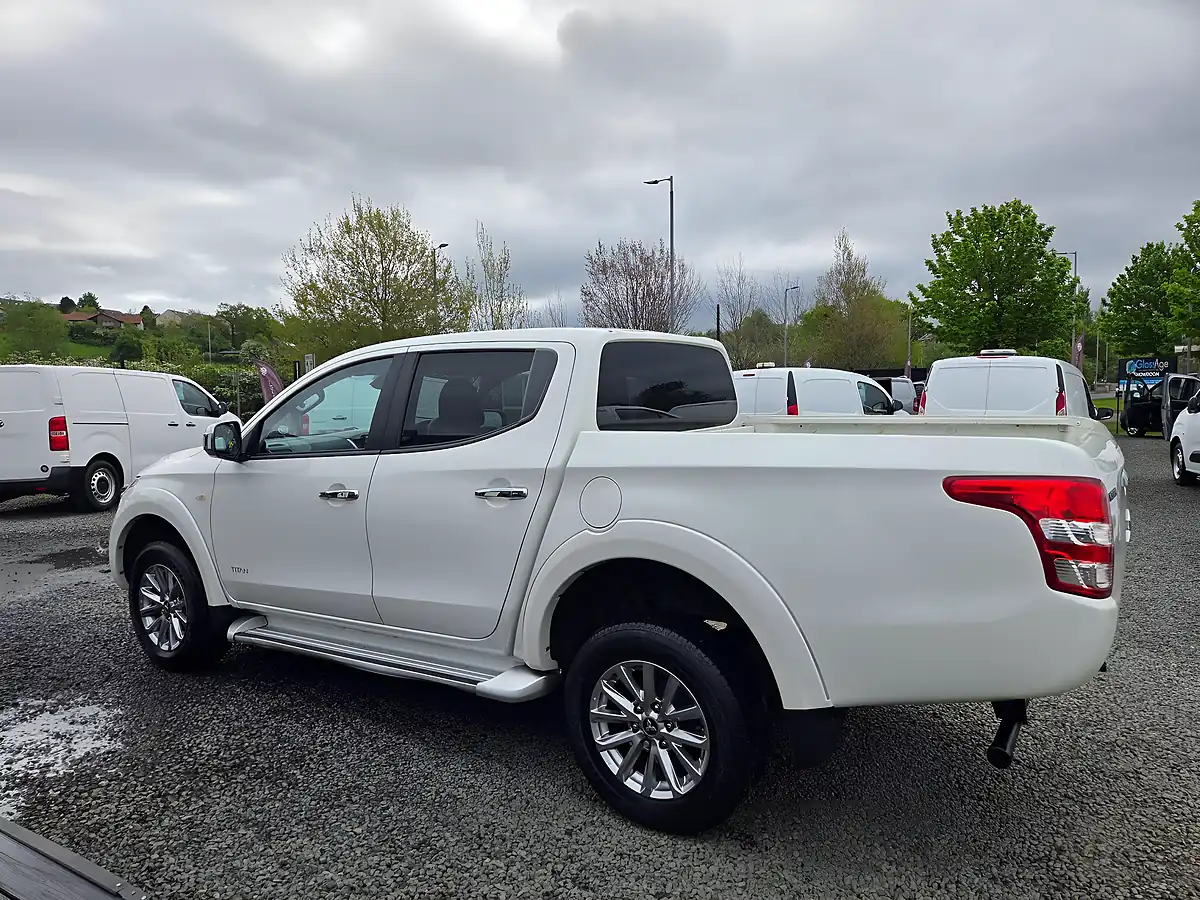 Used 2017 Mitsubishi L200 Titan White - Interior and Exterior details 9