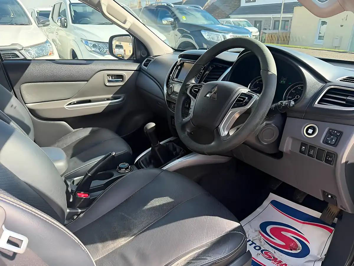 Used 2017 Mitsubishi L200 Warrior White - Interior and Exterior details 12