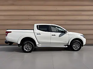 Used 2017 Mitsubishi L200 Warrior White - Interior and Exterior details 5