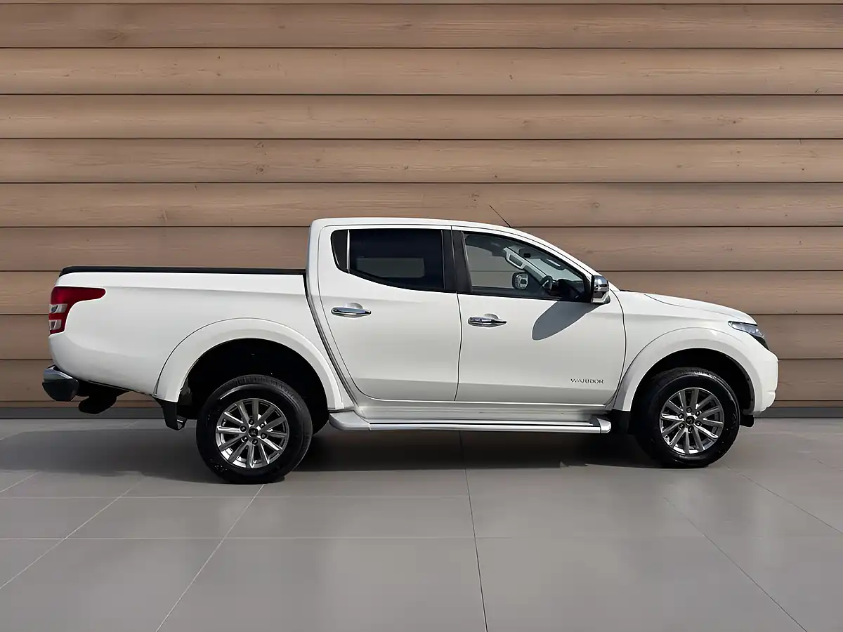 Used 2017 Mitsubishi L200 Warrior White - Interior and Exterior details 5