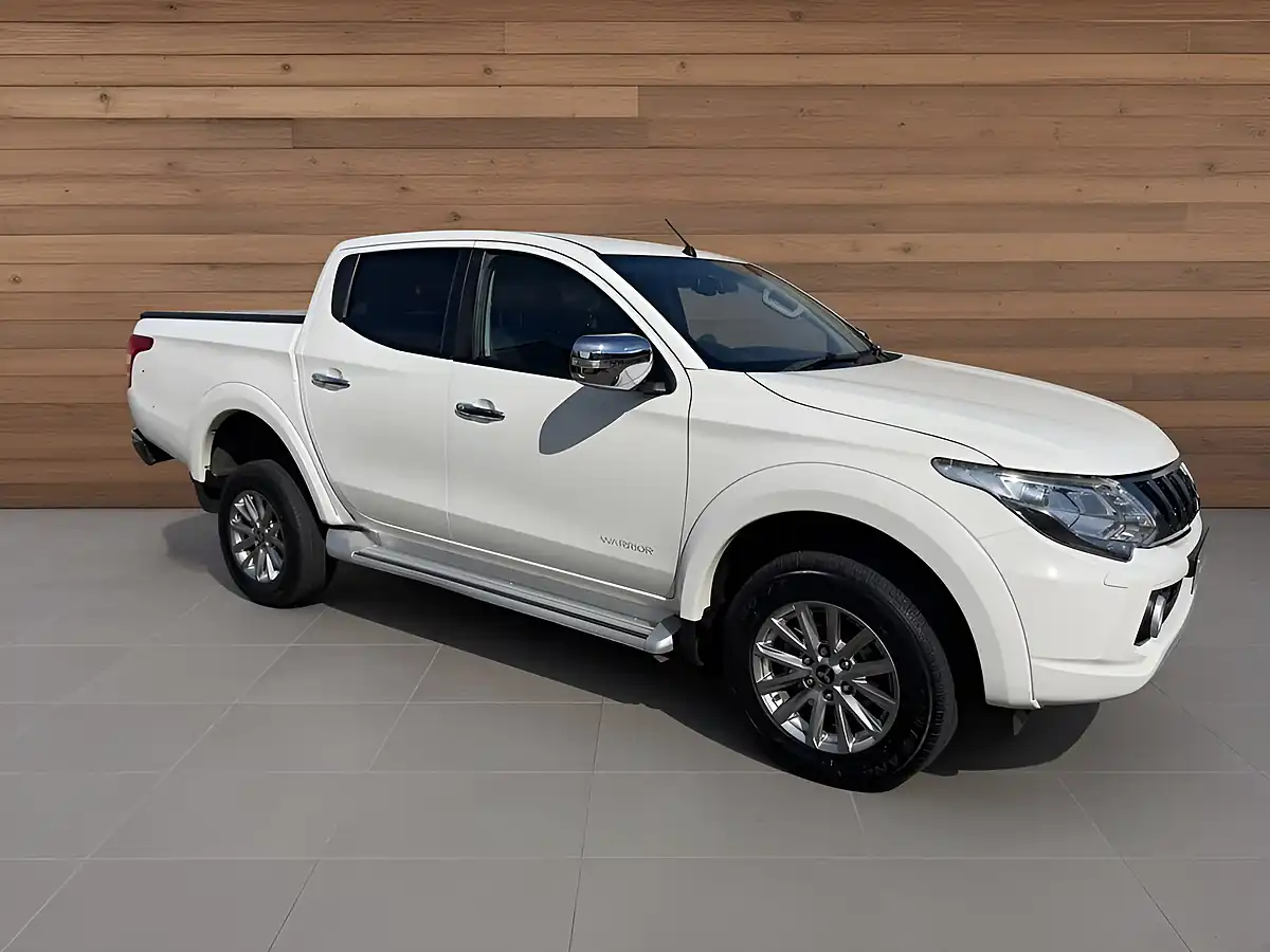 Used 2017 Mitsubishi L200 Warrior White - Interior and Exterior details 6