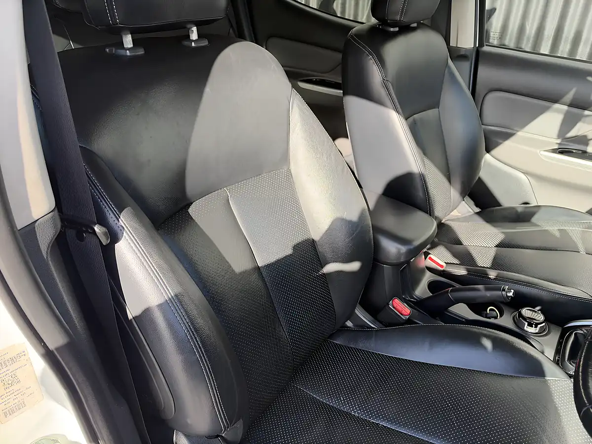Used 2017 Mitsubishi L200 Warrior White - Interior and Exterior details 12