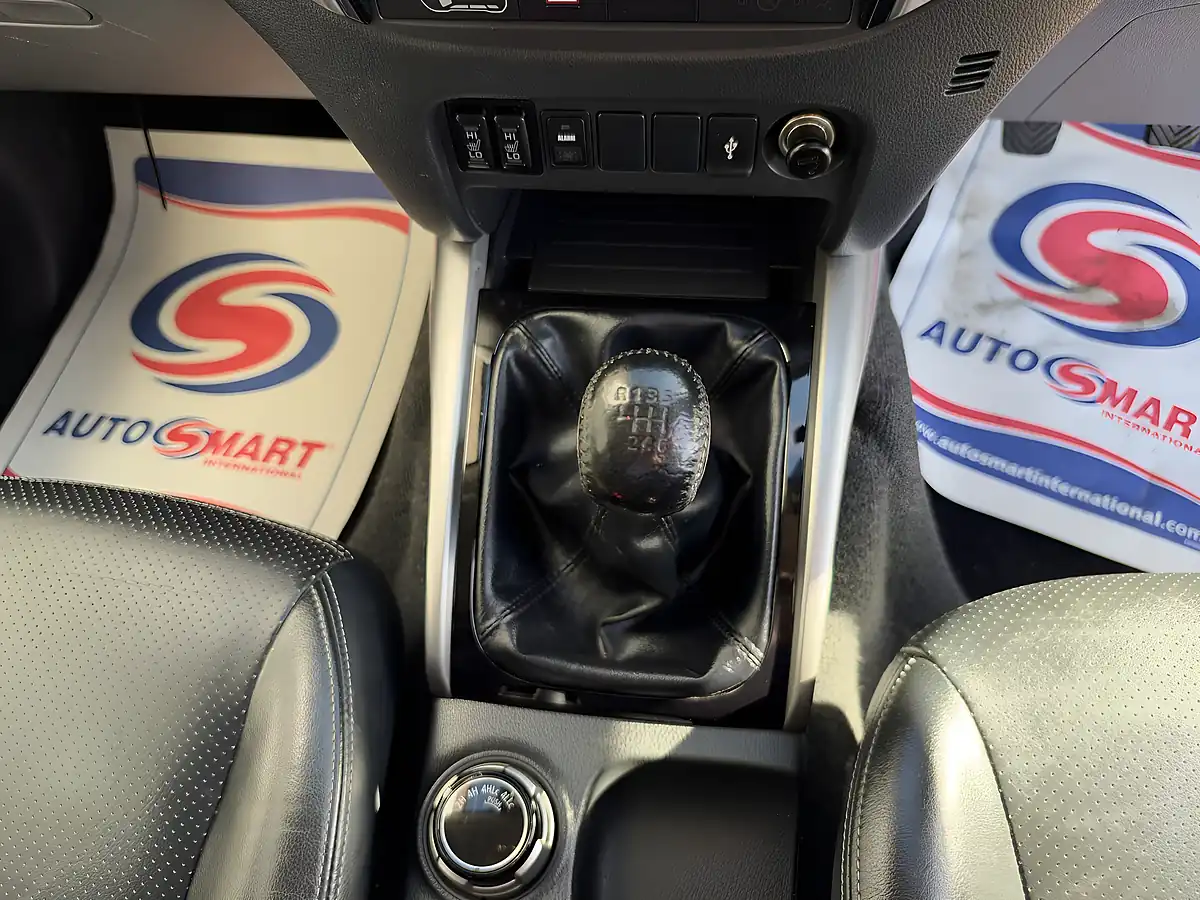 Used 2017 Mitsubishi L200 Warrior White - Interior and Exterior details 16