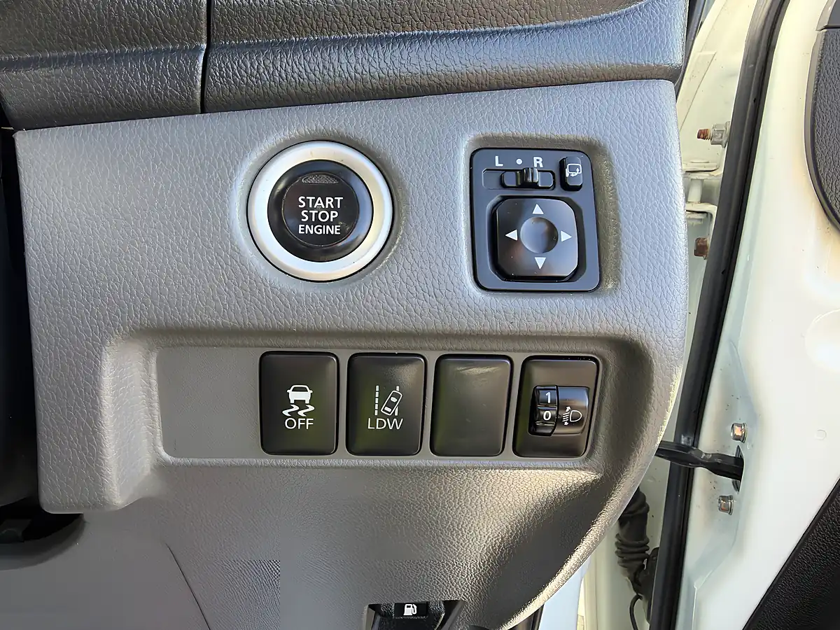 Used 2017 Mitsubishi L200 Warrior White - Interior and Exterior details 18
