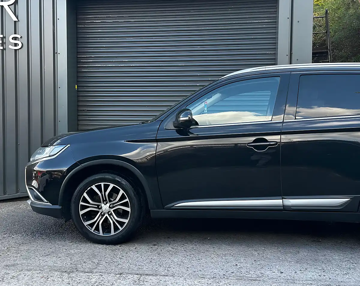 Used 2017 Mitsubishi Outlander 3 4WD Euro 6 5dr Black - Interior and Exterior details 10