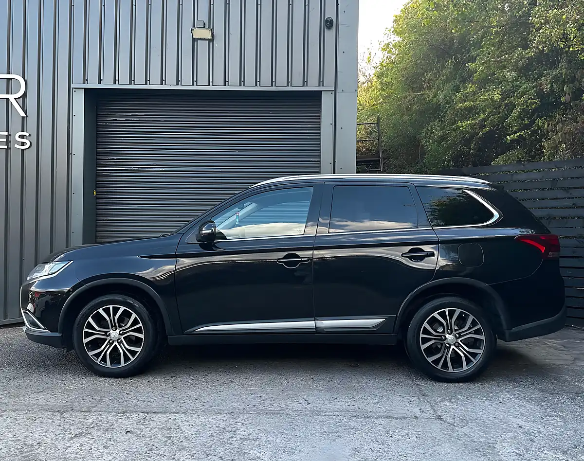 Used 2017 Mitsubishi Outlander 3 4WD Euro 6 5dr Black - Interior and Exterior details 5