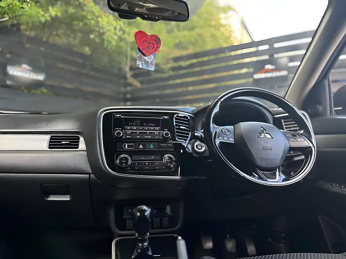 Used 2017 Mitsubishi Outlander 3 4WD Euro 6 5dr Black - Interior and Exterior details 6