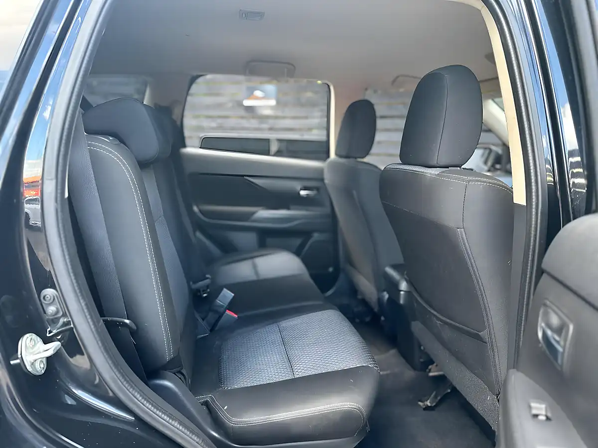 Used 2017 Mitsubishi Outlander 3 4WD Euro 6 5dr Black - Interior and Exterior details 8