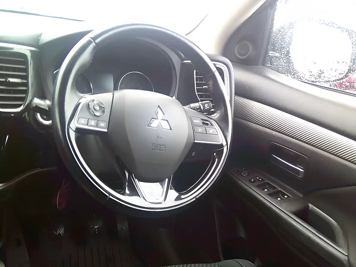 Used 2017 Mitsubishi Outlander 3 Grey - Interior and Exterior details 7