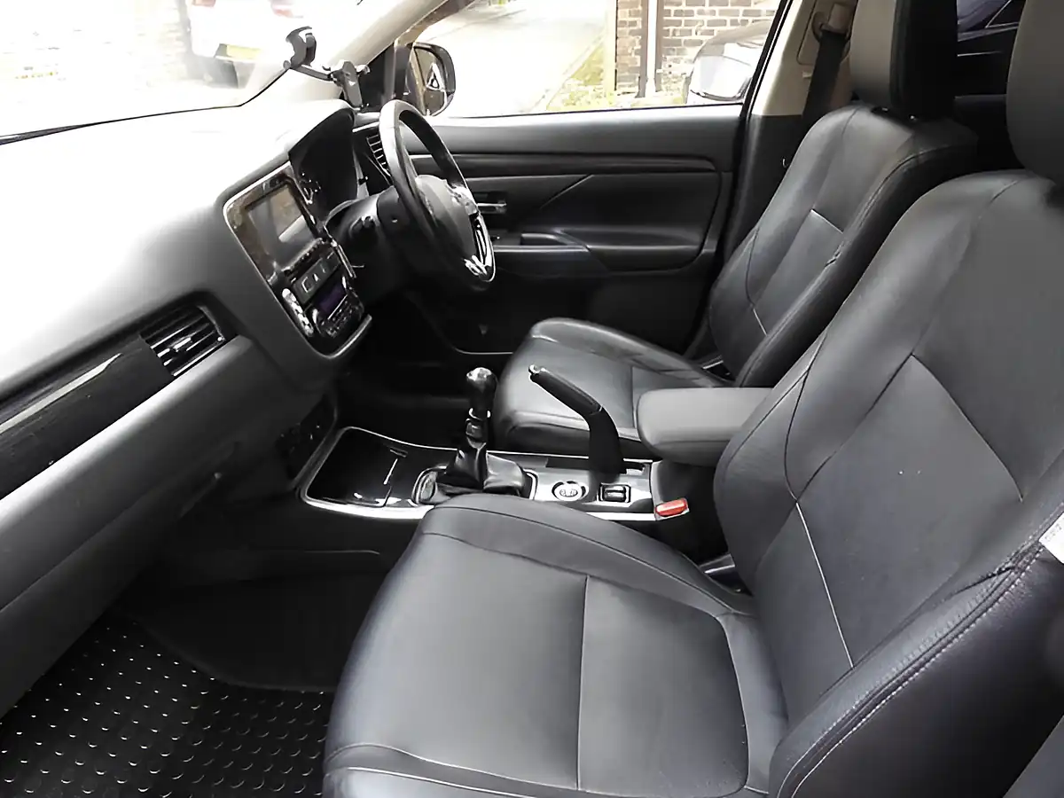 Used 2017 Mitsubishi Outlander 4 4WD Euro 6 5dr Black - Interior and Exterior details 11