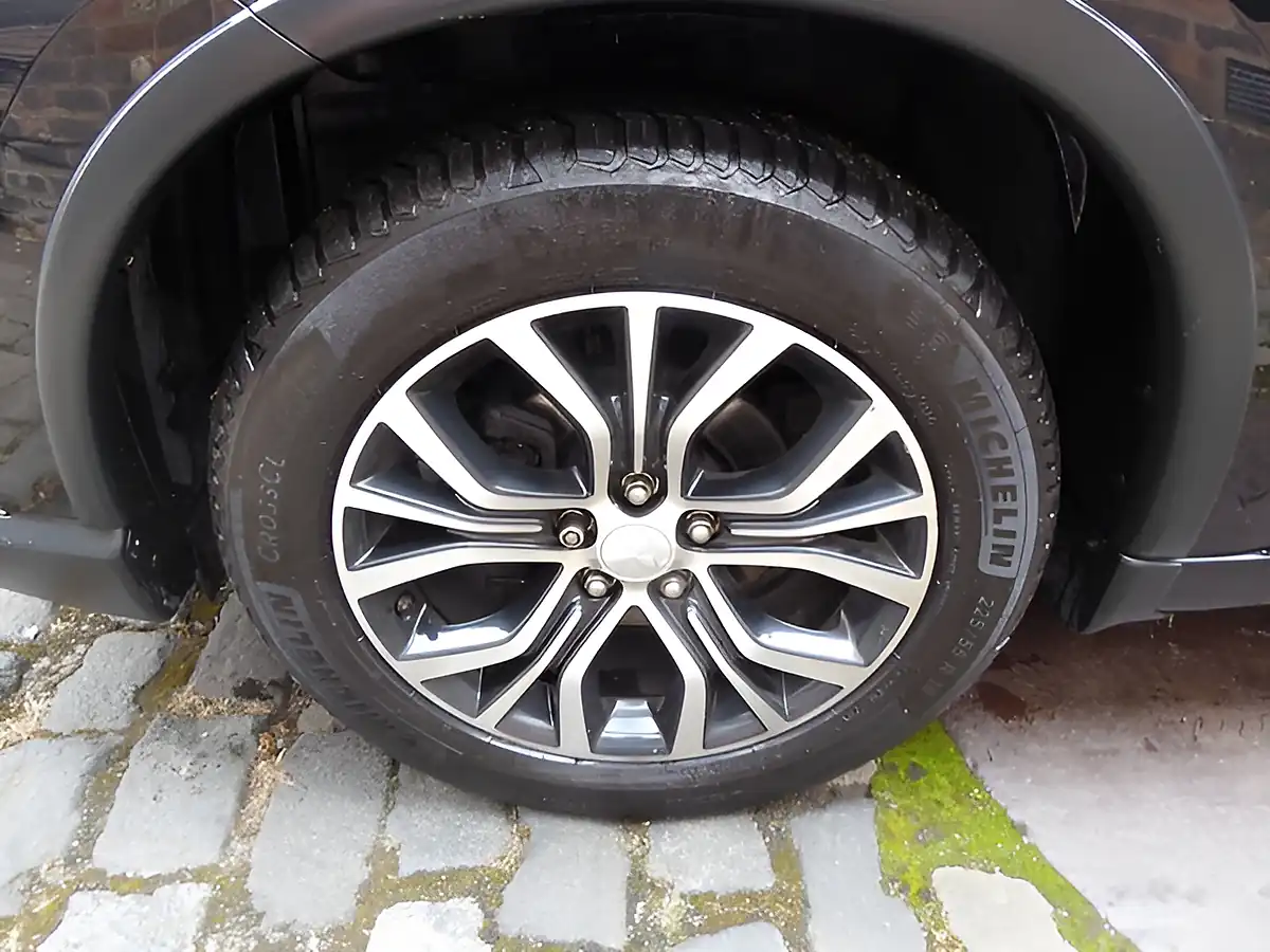 Used 2017 Mitsubishi Outlander 4 4WD Euro 6 5dr Black - Interior and Exterior details 8