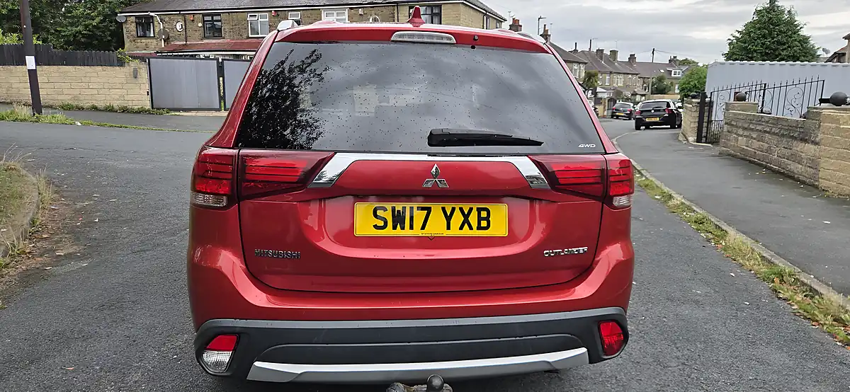 Used 2017 Mitsubishi Outlander 4 Red - Interior and Exterior details 10