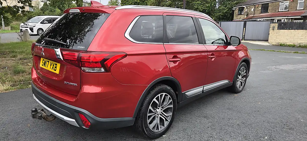 Used 2017 Mitsubishi Outlander 4 Red - Interior and Exterior details 11