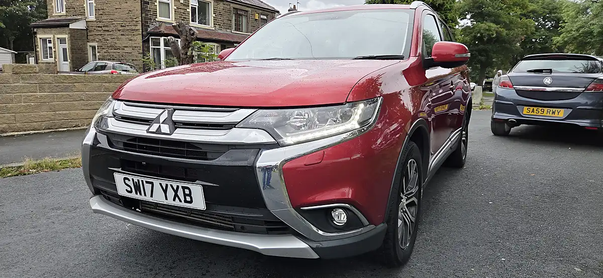Used 2017 Mitsubishi Outlander 4 Red - Interior and Exterior details 12