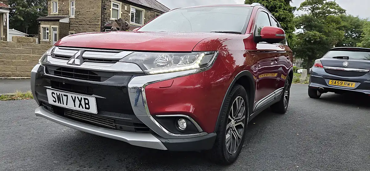 Used 2017 Mitsubishi Outlander 4 Red - Interior and Exterior details 13