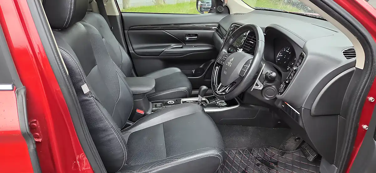 Used 2017 Mitsubishi Outlander 4 Red - Interior and Exterior details 14