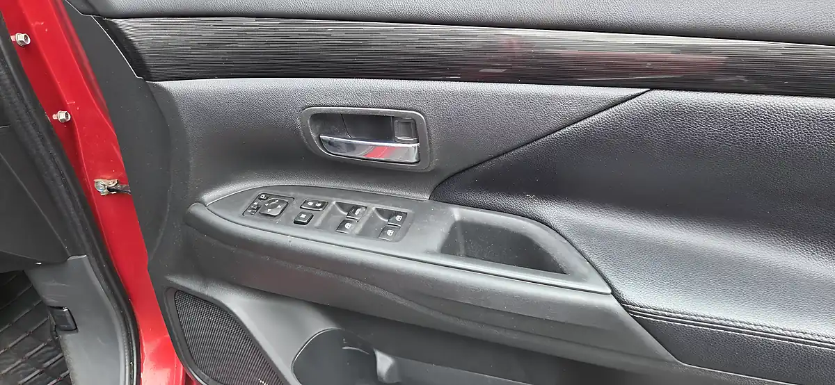 Used 2017 Mitsubishi Outlander 4 Red - Interior and Exterior details 15