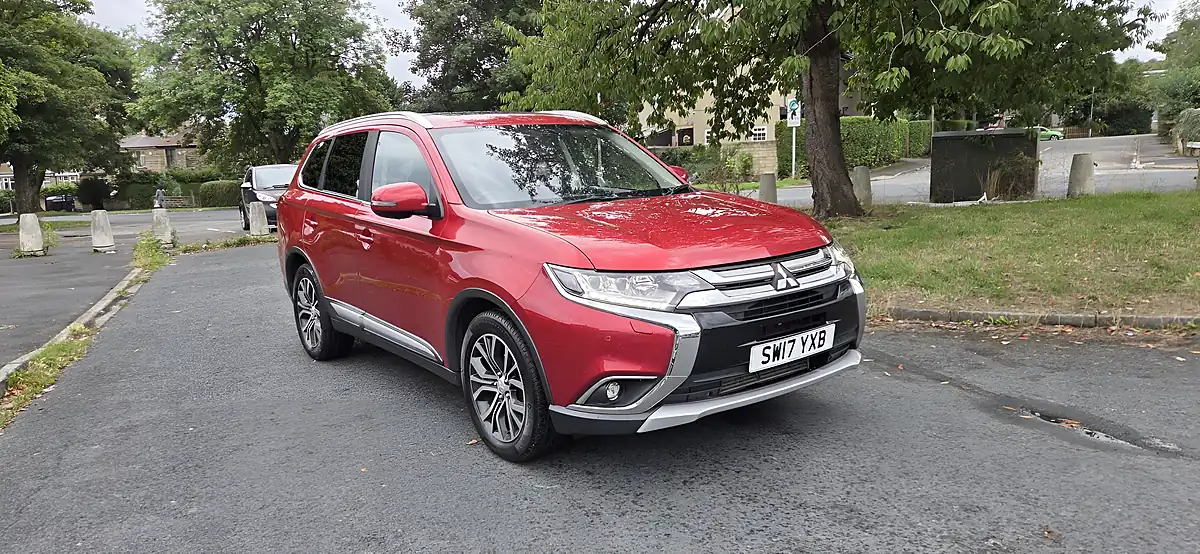 Used 2017 Mitsubishi Outlander 4 Red - Interior and Exterior details 2