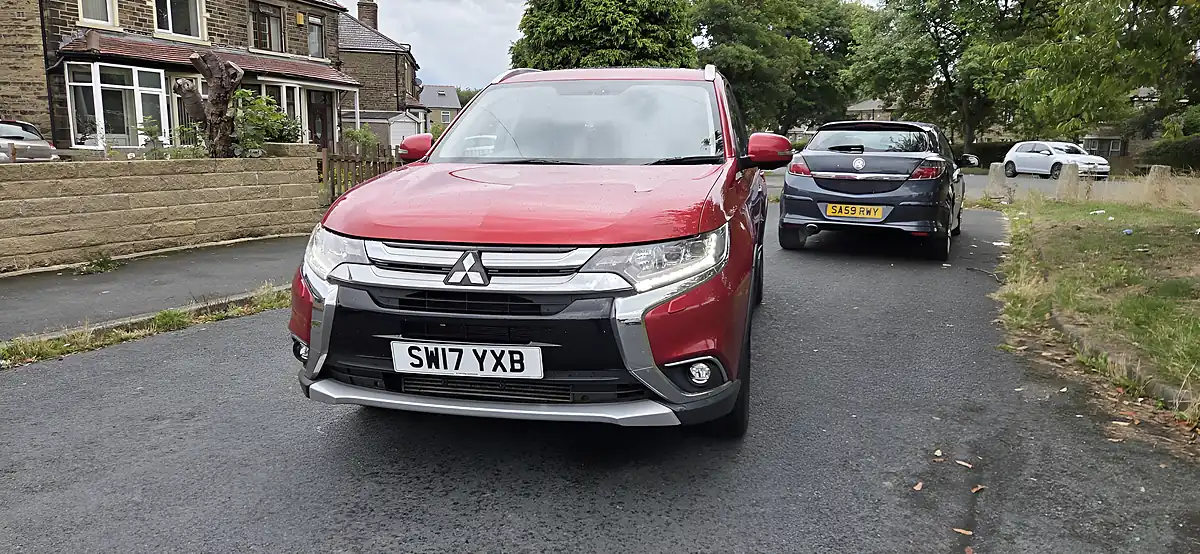 Used 2017 Mitsubishi Outlander 4 Red - Interior and Exterior details 6