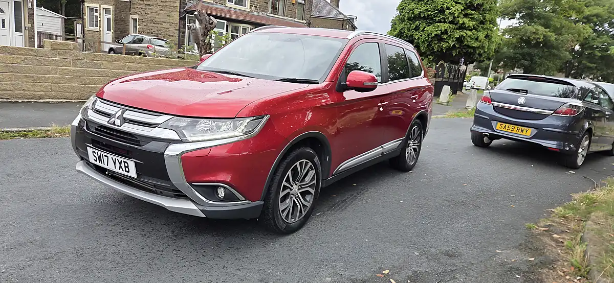 Used 2017 Mitsubishi Outlander 4 Red - Interior and Exterior details 7