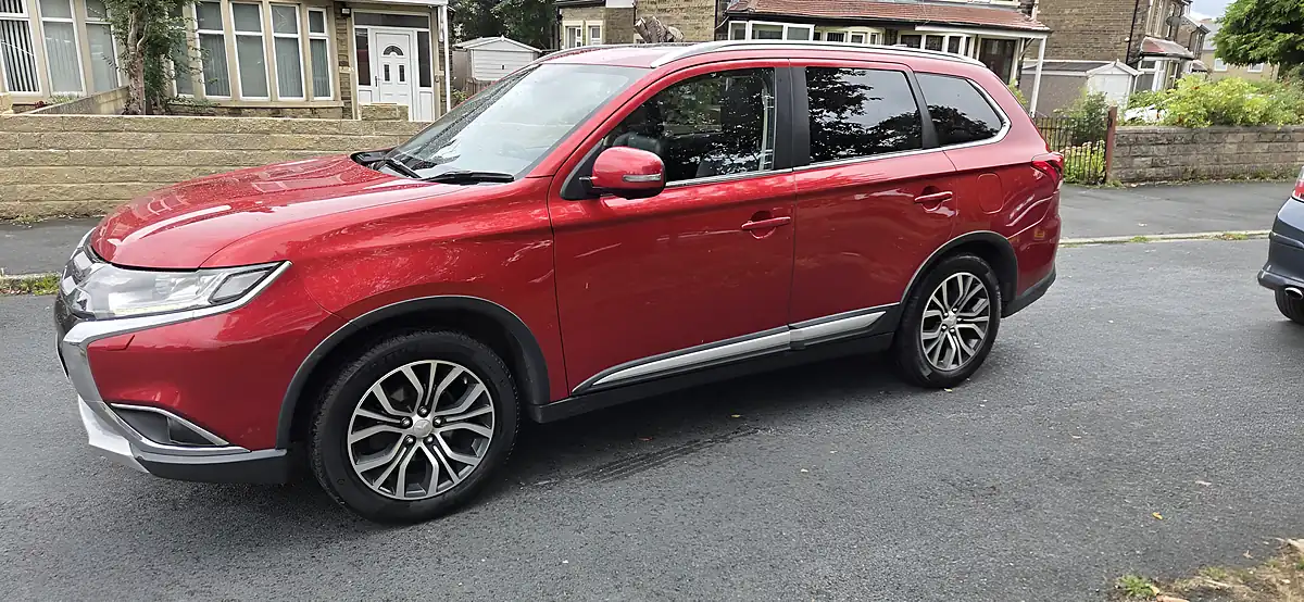 Used 2017 Mitsubishi Outlander 4 Red - Interior and Exterior details 8