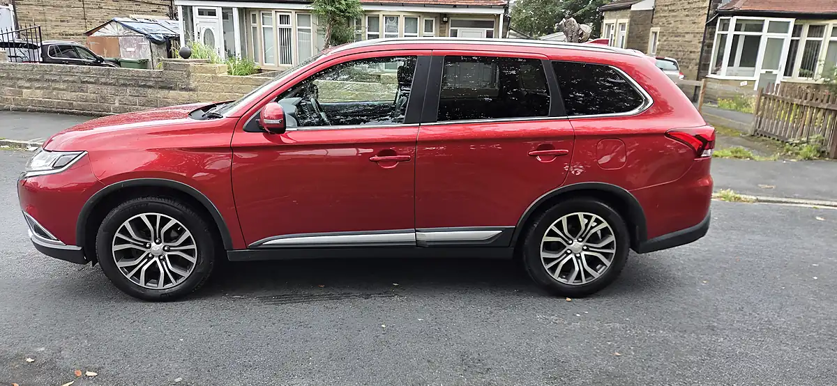 Used 2017 Mitsubishi Outlander 4 Red - Interior and Exterior details 9