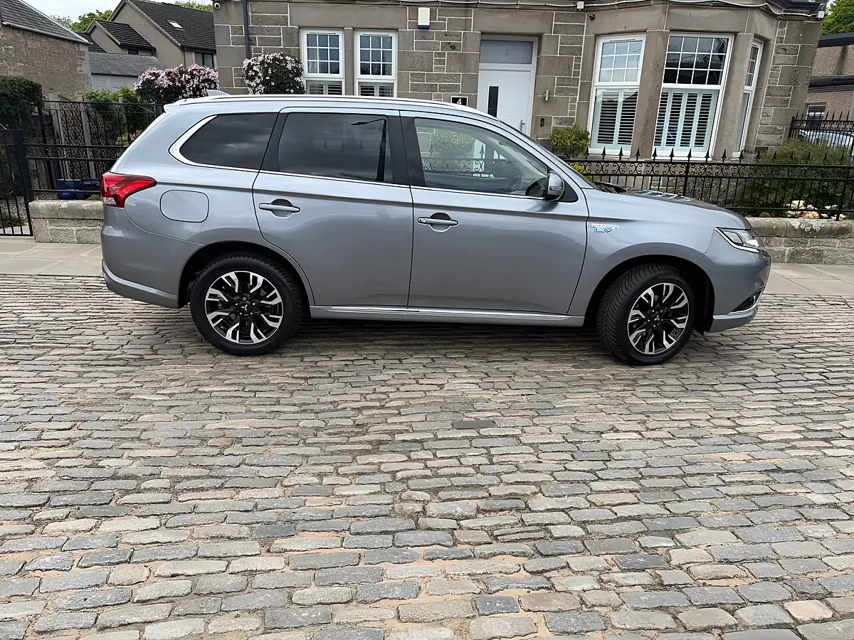 Used 2017 Mitsubishi Outlander 4WD Atlantic Grey - Interior and Exterior details 12