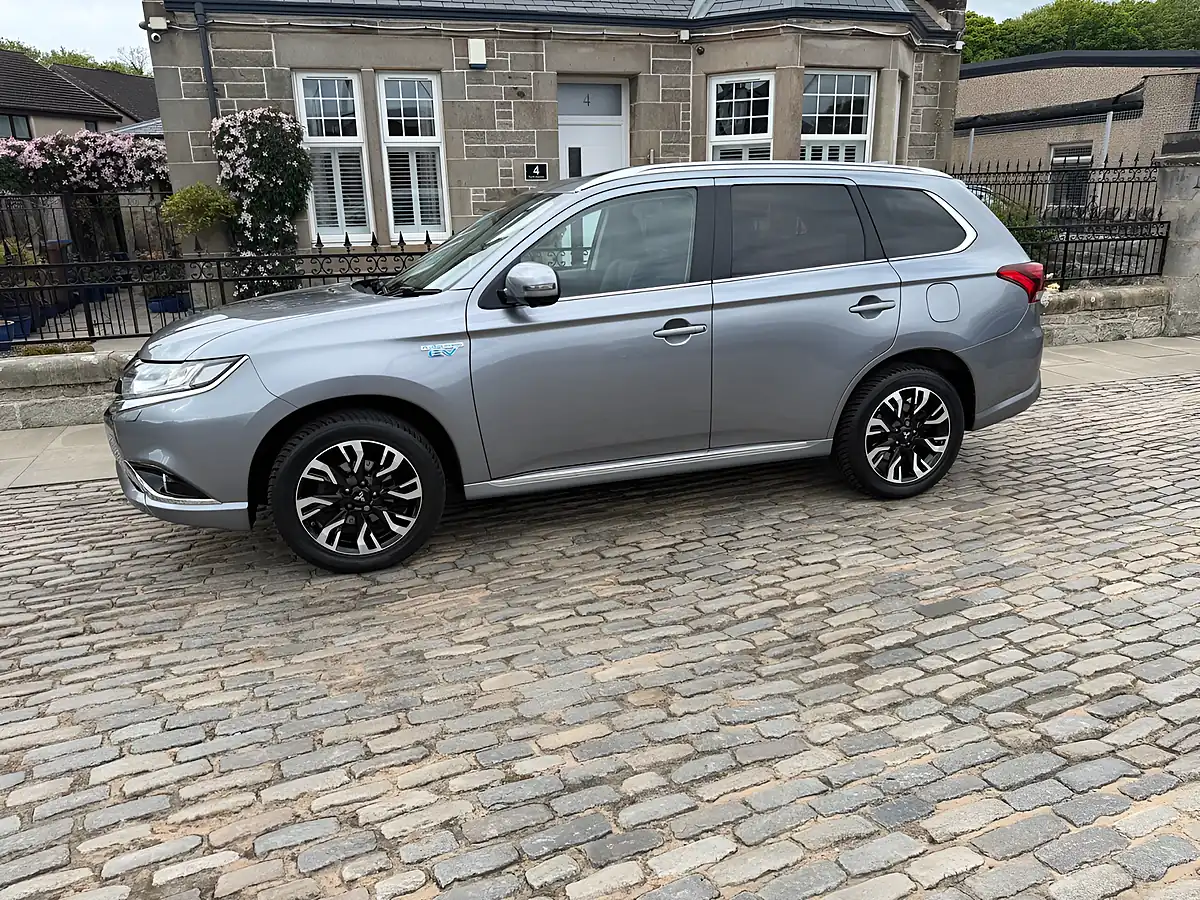 Used 2017 Mitsubishi Outlander 4WD Atlantic Grey - Interior and Exterior details 13