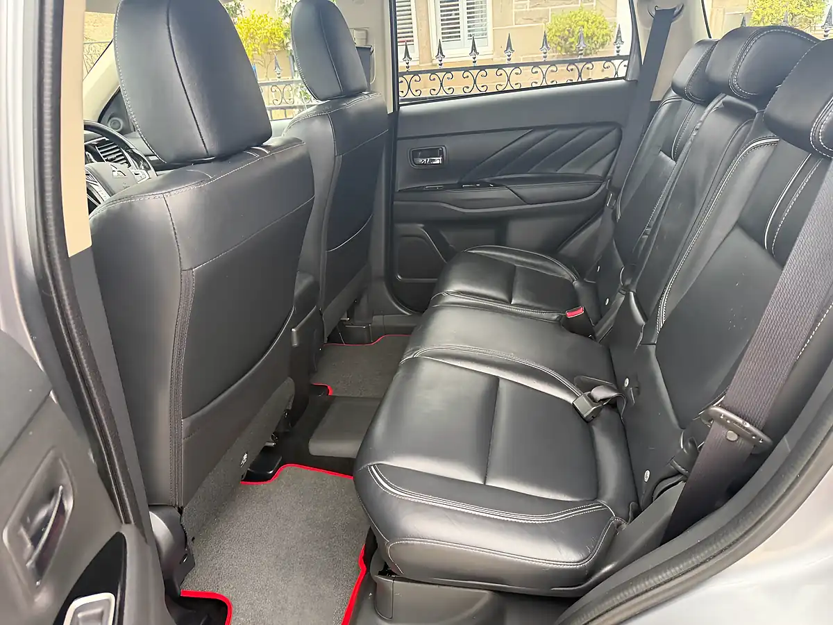 Used 2017 Mitsubishi Outlander 4WD Atlantic Grey - Interior and Exterior details 18