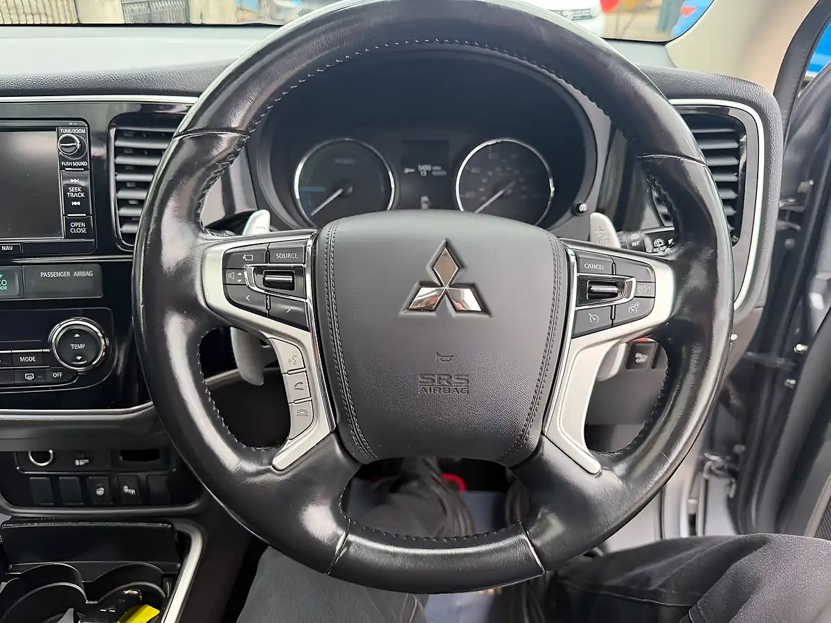 Used 2017 Mitsubishi Outlander 4WD Atlantic Grey - Interior and Exterior details 20