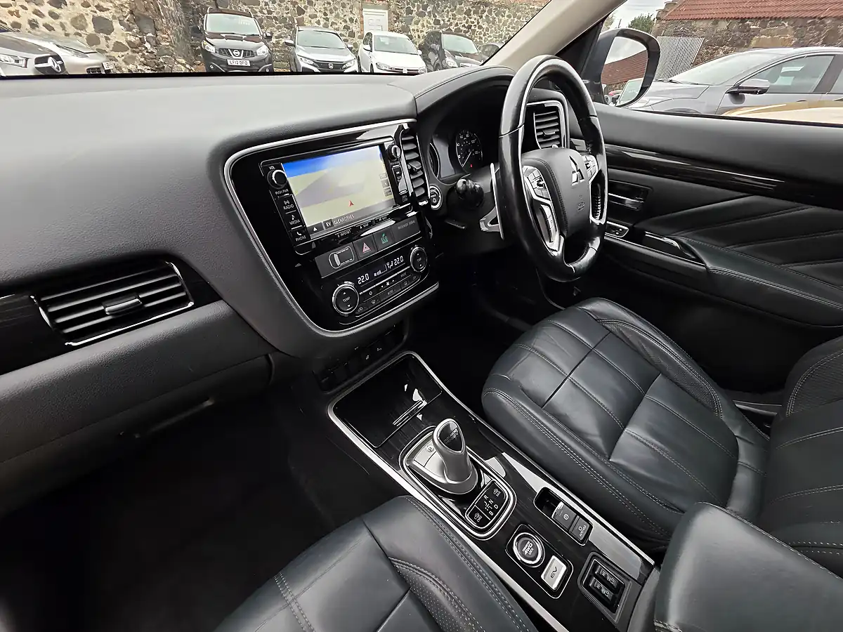 Used 2017 Mitsubishi Outlander Top Spec Pearlescent Black - Interior and Exterior details 11