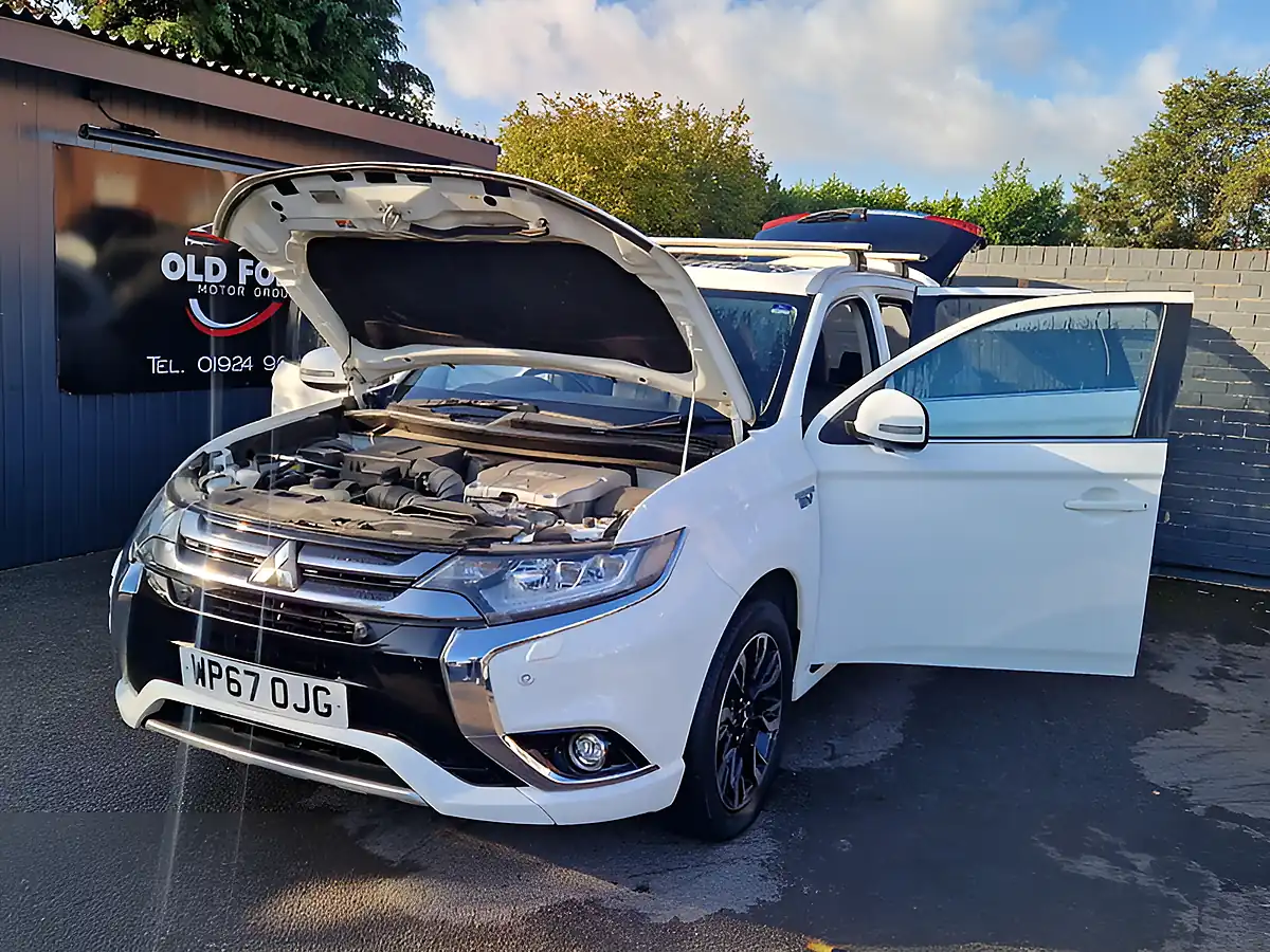 Used 2017 Mitsubishi Outlander White - Interior and Exterior details 10