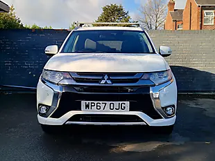 Used 2017 Mitsubishi Outlander White - Interior and Exterior details 11