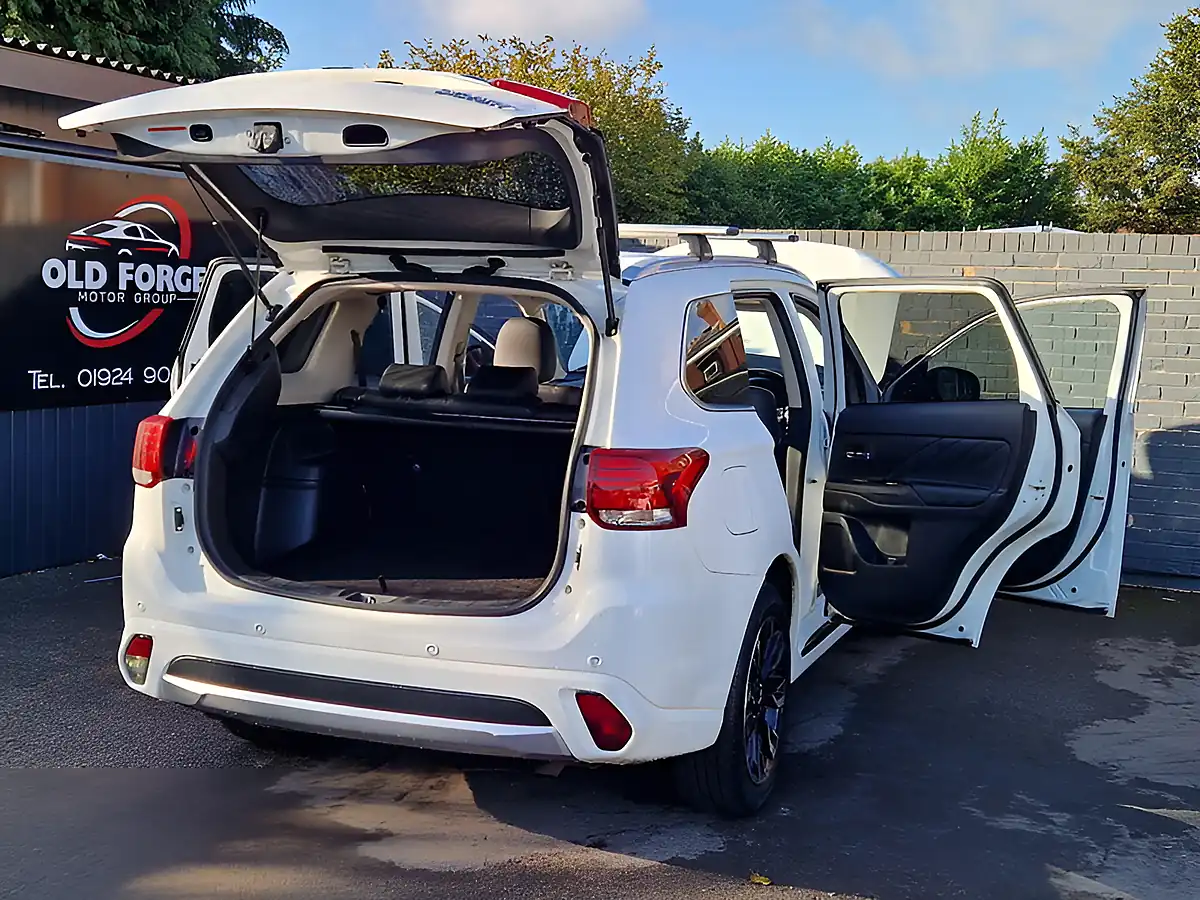 Used 2017 Mitsubishi Outlander White - Interior and Exterior details 12