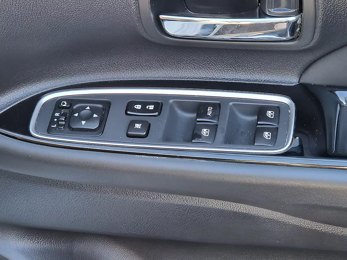 Used 2017 Mitsubishi Outlander White - Interior and Exterior details 15