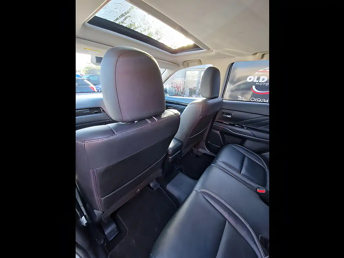 Used 2017 Mitsubishi Outlander White - Interior and Exterior details 17