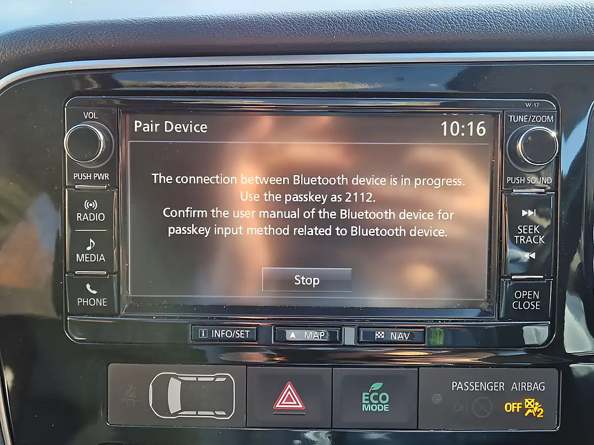 Used 2017 Mitsubishi Outlander White - Interior and Exterior details 20
