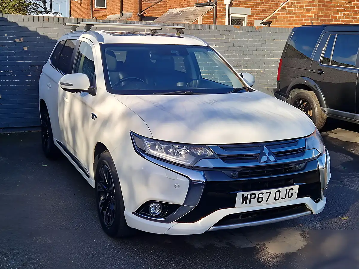 Used 2017 Mitsubishi Outlander White - Interior and Exterior details 3