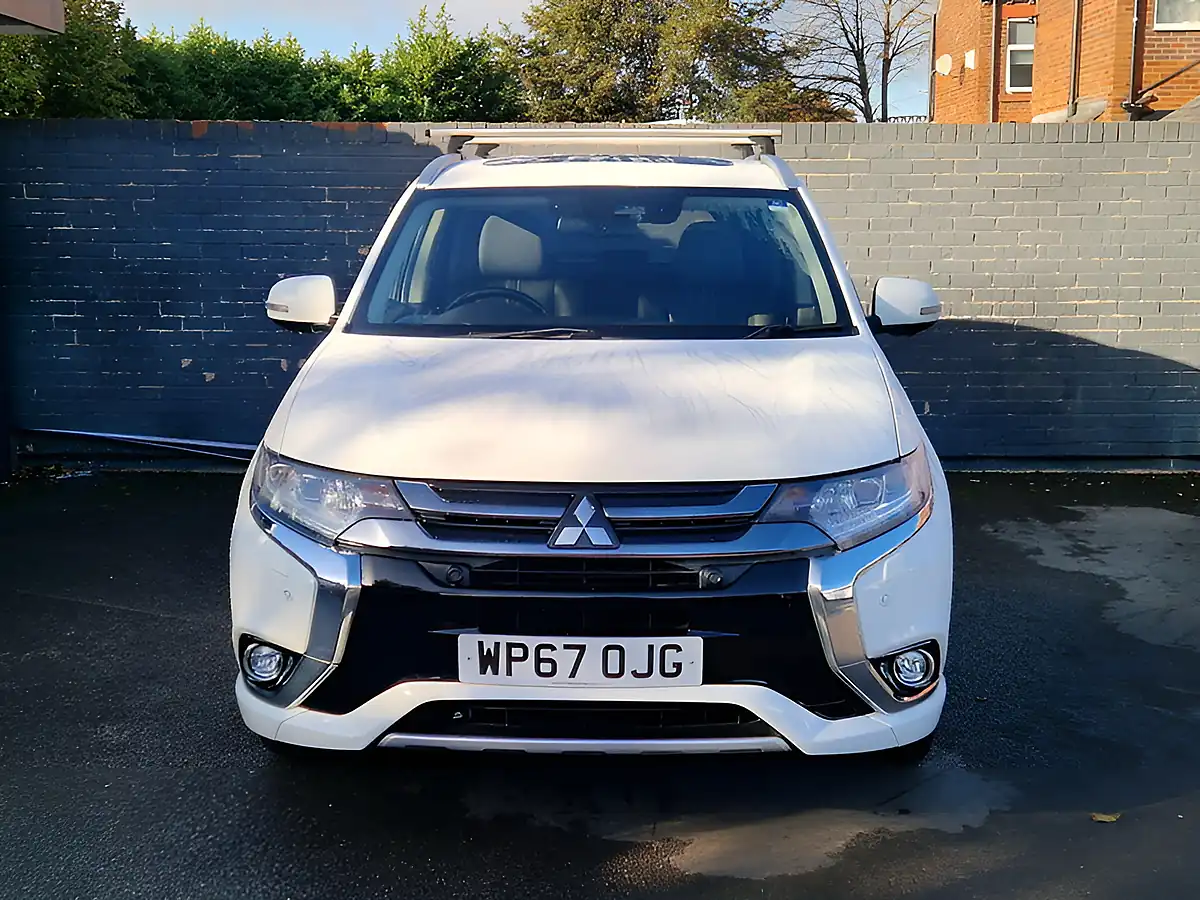 Used 2017 Mitsubishi Outlander White - Interior and Exterior details 4