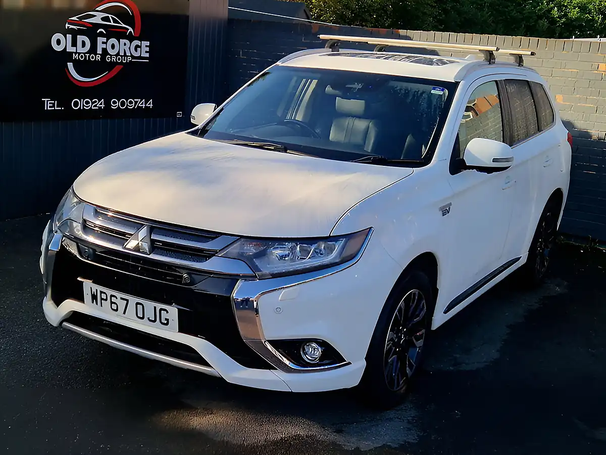 Used 2017 Mitsubishi Outlander White - Interior and Exterior details 5