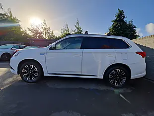 Used 2017 Mitsubishi Outlander White - Interior and Exterior details 6