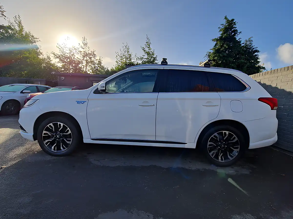 Used 2017 Mitsubishi Outlander White - Interior and Exterior details 6