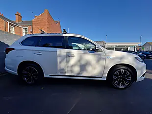 Used 2017 Mitsubishi Outlander White - Interior and Exterior details 7