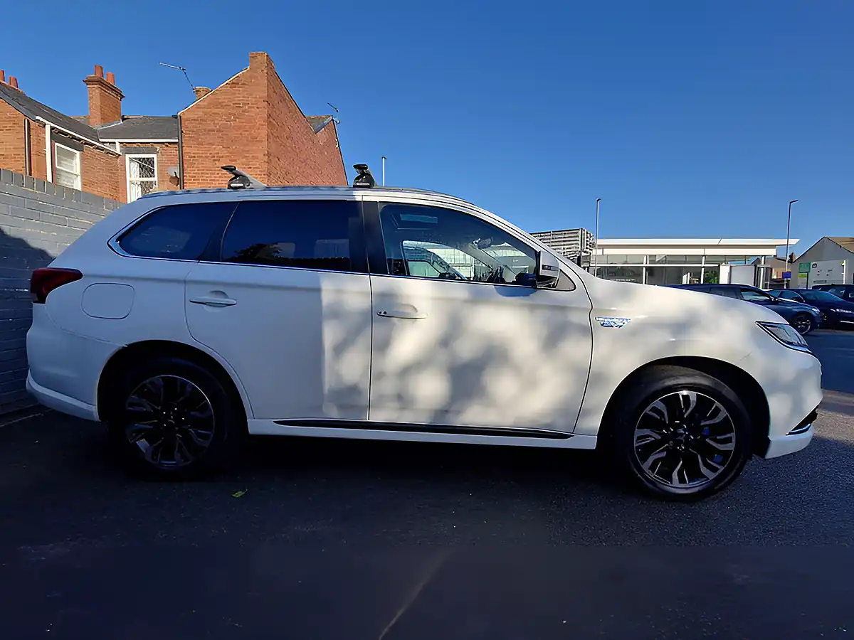 Used 2017 Mitsubishi Outlander White - Interior and Exterior details 7