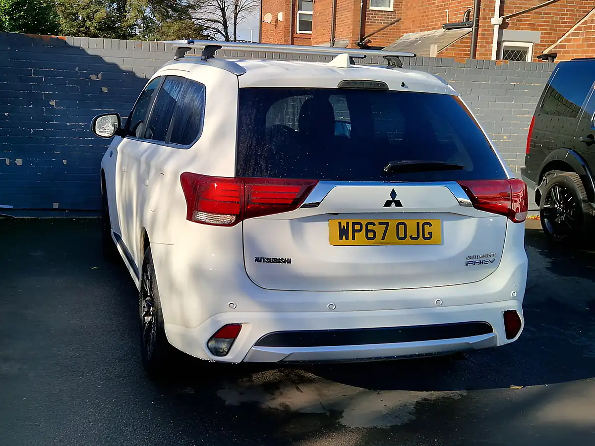 Used 2017 Mitsubishi Outlander White - Interior and Exterior details 8